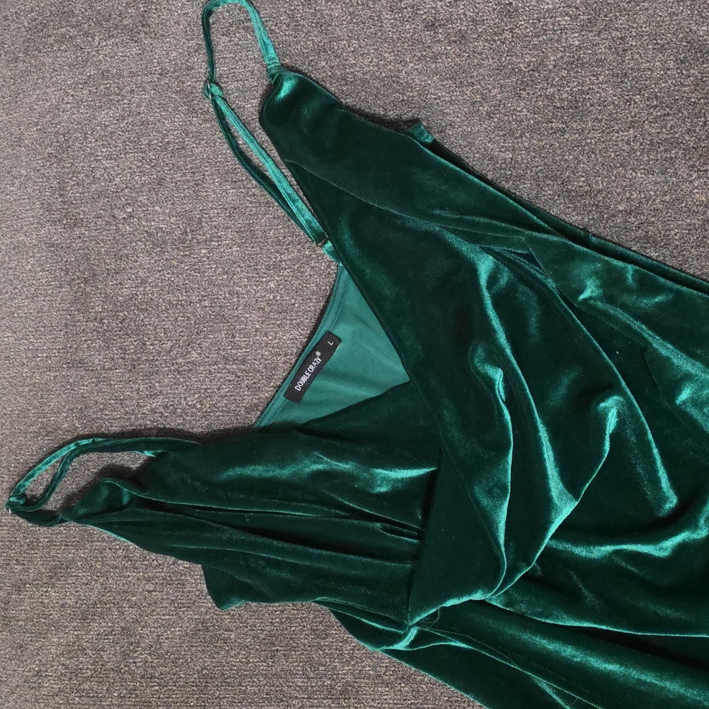 Chic Emerald Velvet Midi Dress - Picture 4 of 6